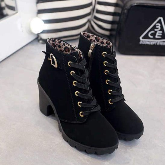BOTA FEMININA DONNA MISS EM CAMURÇA COM CANO MÉDIO, CADARÇO E ZÍPER LATERAL