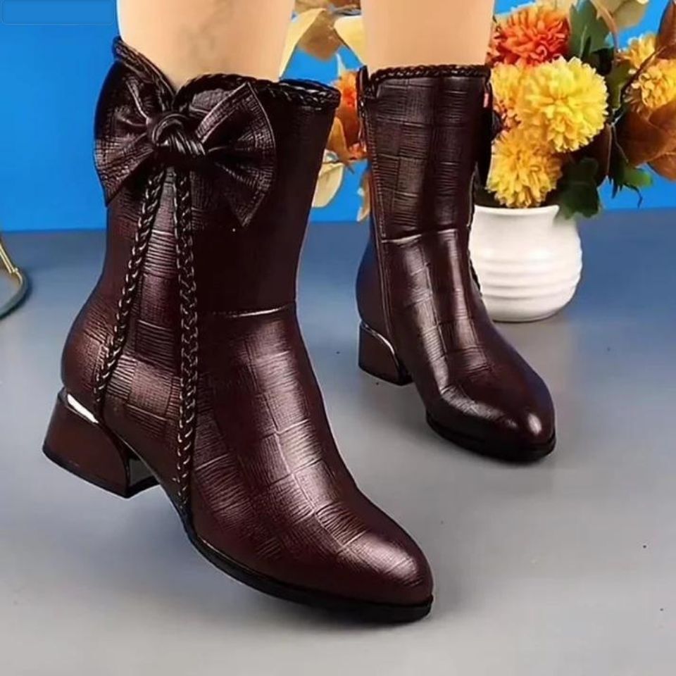 BOTA FEMININA DONNA MISS MILENA EM COURO TEXTURIZADO COM CANO CURTO, DETALHE TRANÇADO E FORRO PELUCIADO
