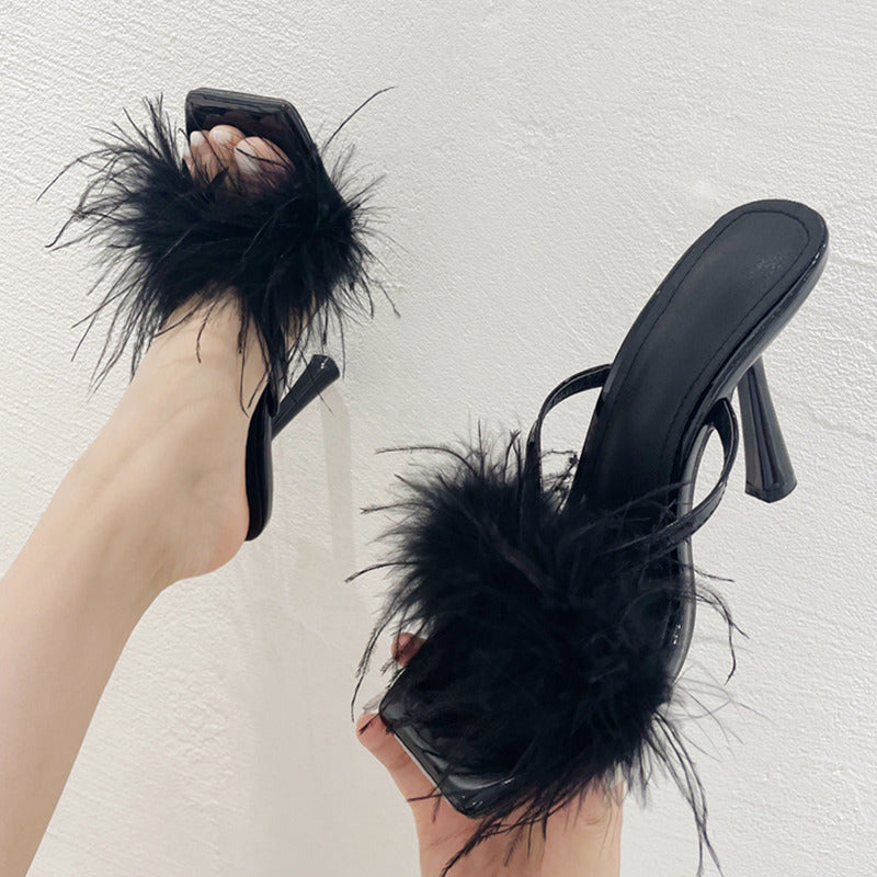 SANDÁLIA LEANDRA SALTO ALTO PLUMAS