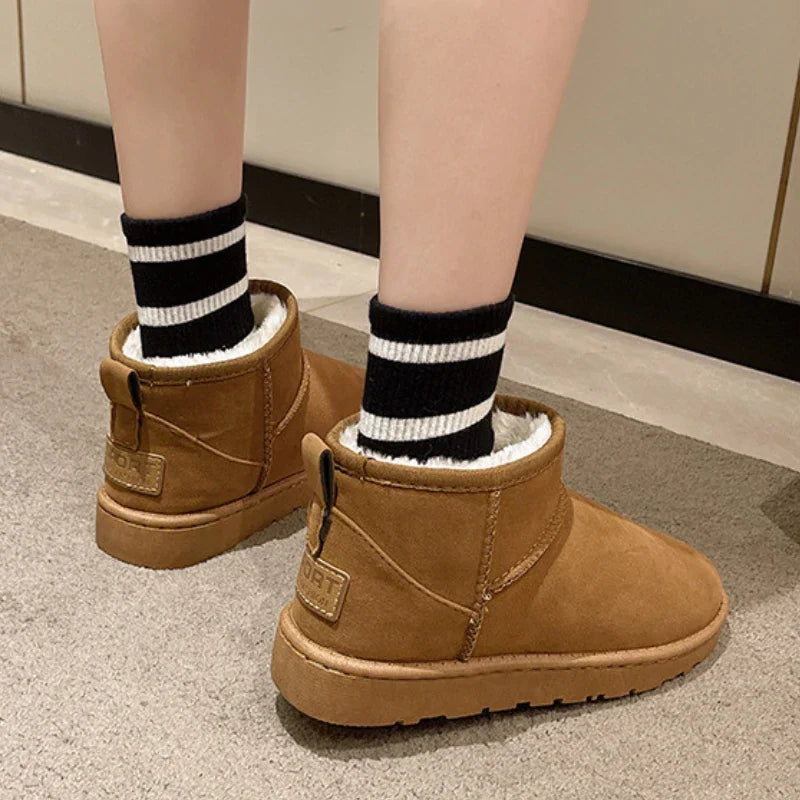 BOTA FEMININA UGG – IMPERMEÁVEL, PELUCIADA E INCRIVELMENTE ACONCHEGANTE