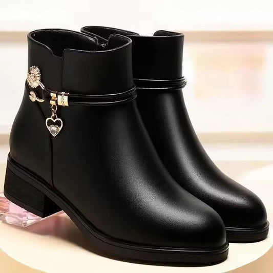 BOTA FEMININA LUARA DONNA MISS EM COURO COM CANO MÉDIO, FORRO PELUCIADO E ZÍPER LATERAL