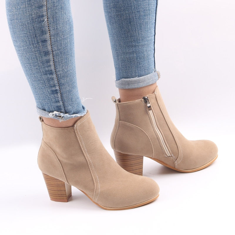 BOTA FEMININA DONNA MISS BEATRIZ – CAMURÇA PREMIUM, FORRO EM LÃ E SALTO GROSSO