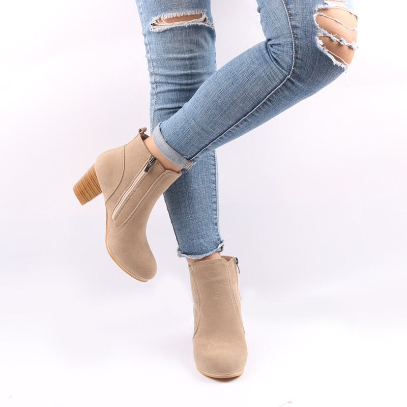 BOTA FEMININA DONNA MISS BEATRIZ – CAMURÇA PREMIUM, FORRO EM LÃ E SALTO GROSSO