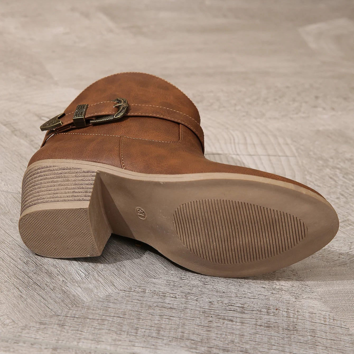 BOTA FEMININA DONNA MISS BIANCA MARROM – CANO CURTO WESTERN COM FIVELA E ZÍPER LATERAL