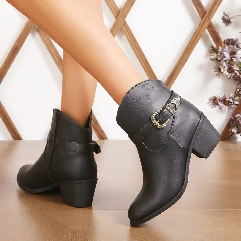 BOTA FEMININA DONNA MISS BIANCA PRETA – CANO CURTO WESTERN COM FIVELA E ZÍPER LATERAL