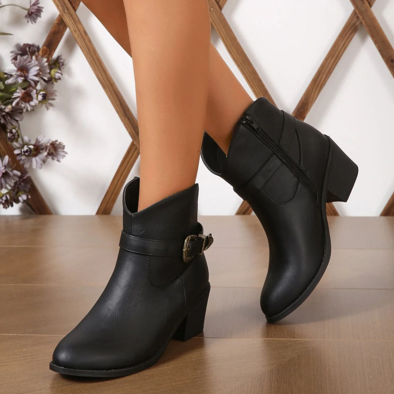 BOTA FEMININA DONNA MISS BIANCA PRETA – CANO CURTO WESTERN COM FIVELA E ZÍPER LATERAL