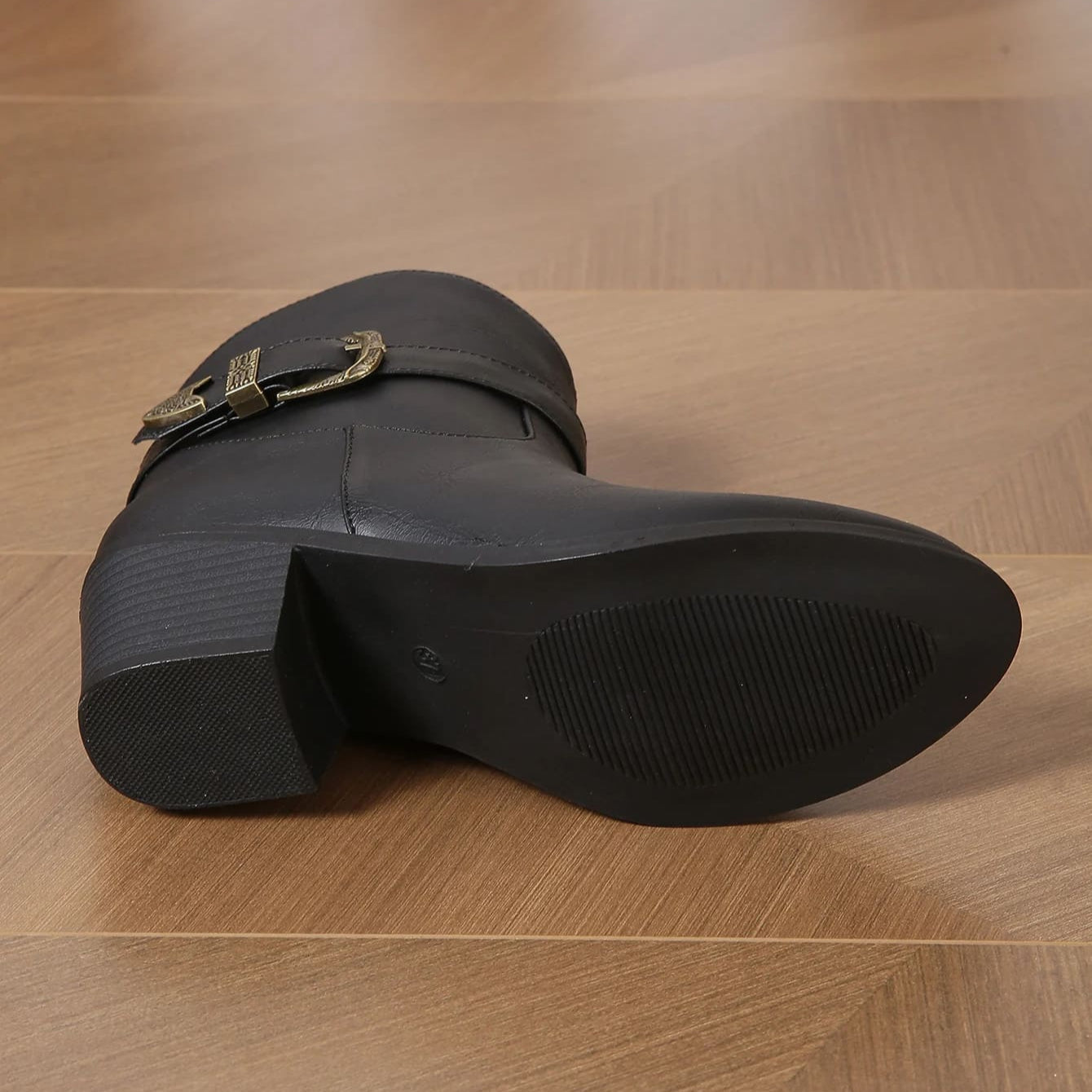 BOTA FEMININA DONNA MISS BIANCA PRETA – CANO CURTO WESTERN COM FIVELA E ZÍPER LATERAL