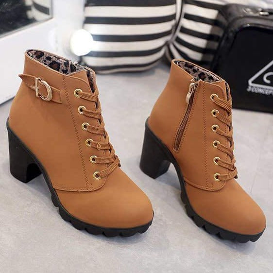 BOTA FEMININA DONNA MISS EM CAMURÇA COM CANO MÉDIO, CADARÇO E ZÍPER LATERAL