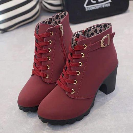 BOTA FEMININA DONNA MISS EM CAMURÇA COM CANO MÉDIO, CADARÇO E ZÍPER LATERAL