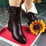 BOTA FEMININA DONNA MISS MILENA EM COURO TEXTURIZADO COM CANO CURTO, DETALHE TRANÇADO E FORRO PELUCIADO