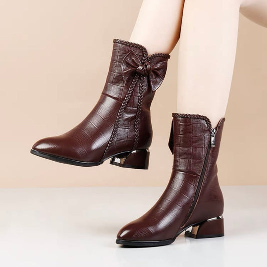 BOTA FEMININA DONNA MISS MILENA EM COURO TEXTURIZADO COM CANO CURTO, DETALHE TRANÇADO E FORRO PELUCIADO