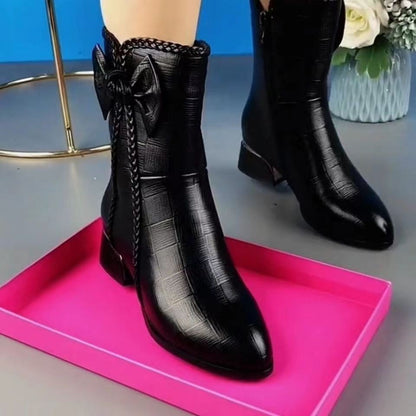 BOTA FEMININA DONNA MISS MILENA EM COURO TEXTURIZADO COM CANO CURTO, DETALHE TRANÇADO E FORRO PELUCIADO