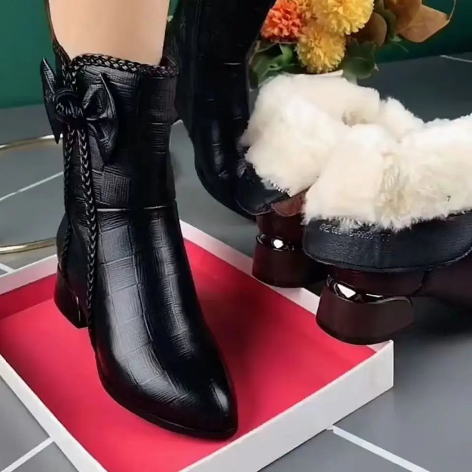 BOTA FEMININA DONNA MISS MILENA EM COURO TEXTURIZADO COM CANO CURTO, DETALHE TRANÇADO E FORRO PELUCIADO