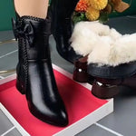 BOTA FEMININA DONNA MISS MILENA EM COURO TEXTURIZADO COM CANO CURTO, DETALHE TRANÇADO E FORRO PELUCIADO