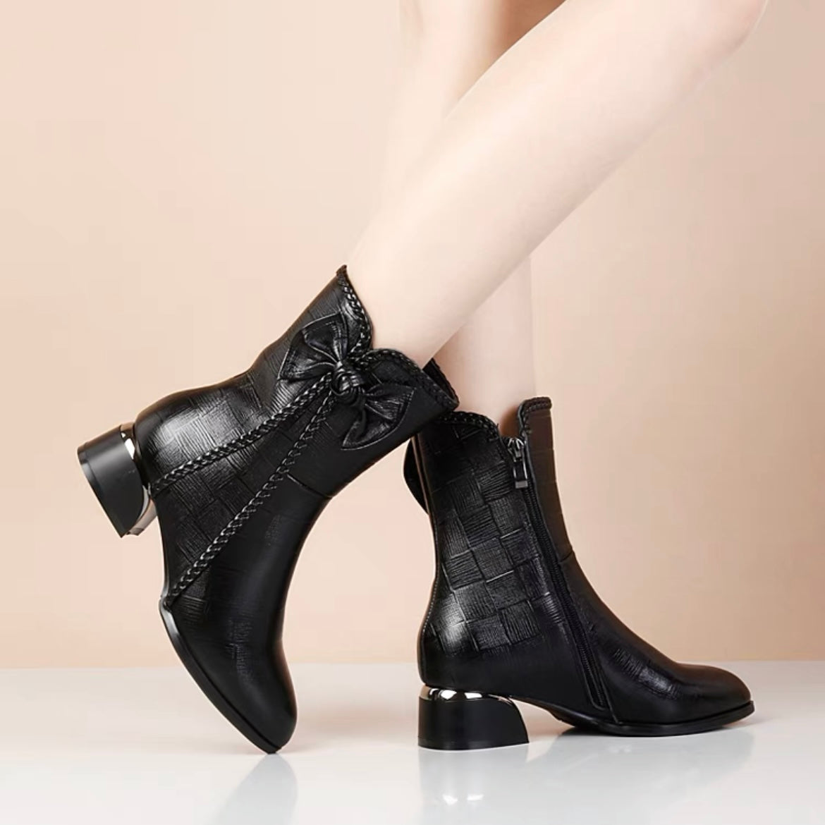 BOTA FEMININA DONNA MISS MILENA EM COURO TEXTURIZADO COM CANO CURTO, DETALHE TRANÇADO E FORRO PELUCIADO