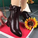 BOTA FEMININA DONNA MISS MILENA EM COURO TEXTURIZADO COM CANO CURTO, DETALHE TRANÇADO E FORRO PELUCIADO
