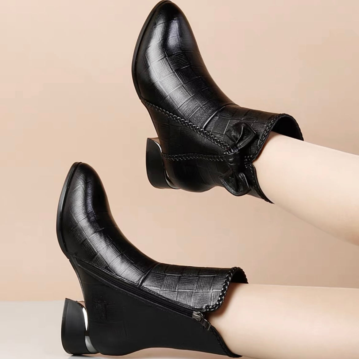 BOTA FEMININA DONNA MISS MILENA EM COURO TEXTURIZADO COM CANO CURTO, DETALHE TRANÇADO E FORRO PELUCIADO