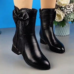 BOTA FEMININA DONNA MISS MILENA EM COURO TEXTURIZADO COM CANO CURTO, DETALHE TRANÇADO E FORRO PELUCIADO