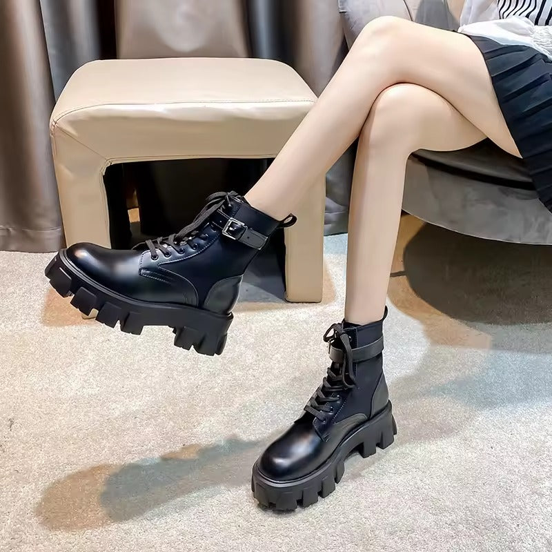 BOTA FEMININA DONNA MISS PLATAFORMA TRATORADA COM CADARÇO E BOLSINHA LATERAL