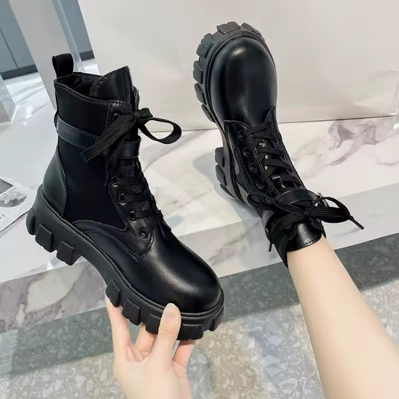 BOTA FEMININA DONNA MISS PLATAFORMA TRATORADA COM CADARÇO E BOLSINHA LATERAL