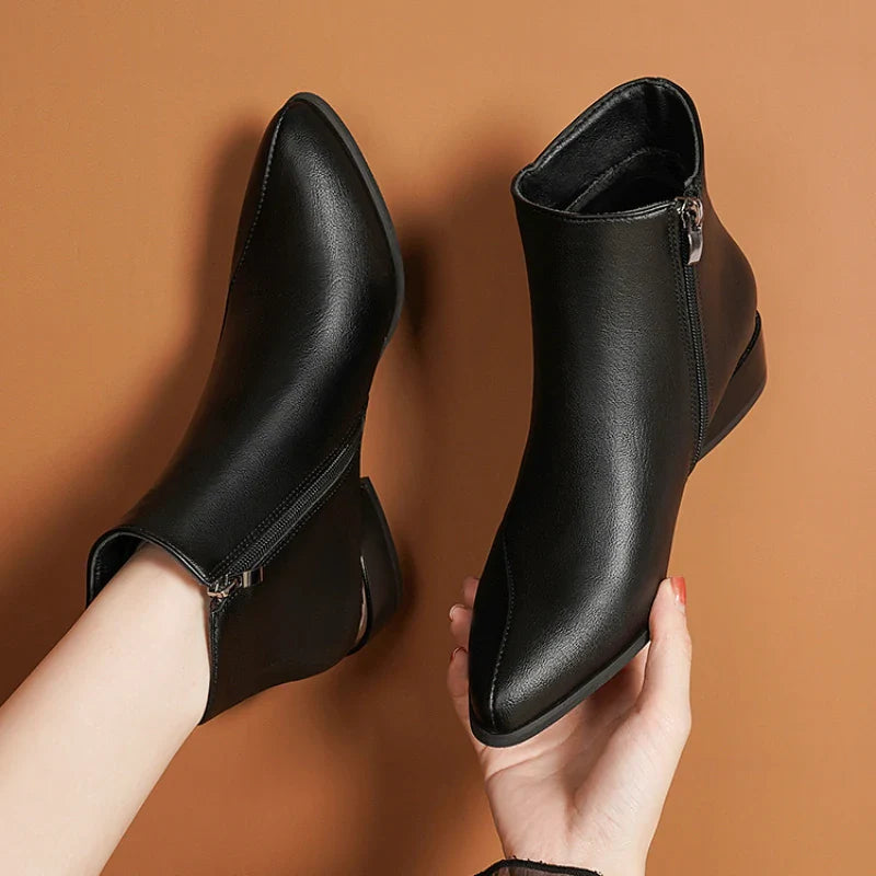 BOTA FEMININA IARA – ELEGÂNCIA LEVE PARA O DIA A DIA