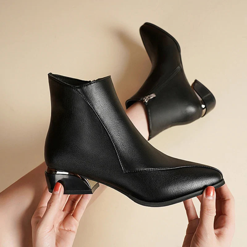 BOTA FEMININA IARA – ELEGÂNCIA LEVE PARA O DIA A DIA