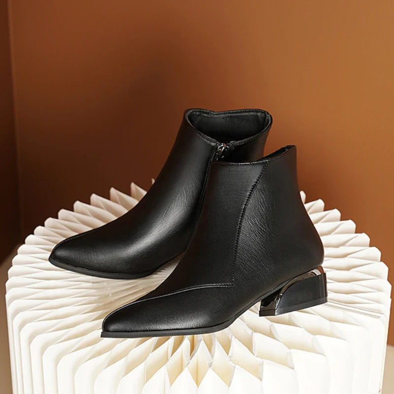 BOTA FEMININA IARA – ELEGÂNCIA LEVE PARA O DIA A DIA