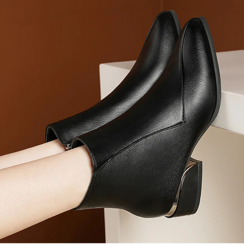 BOTA FEMININA IARA – ELEGÂNCIA LEVE PARA O DIA A DIA