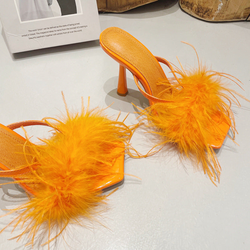 SANDÁLIA LEANDRA SALTO ALTO PLUMAS
