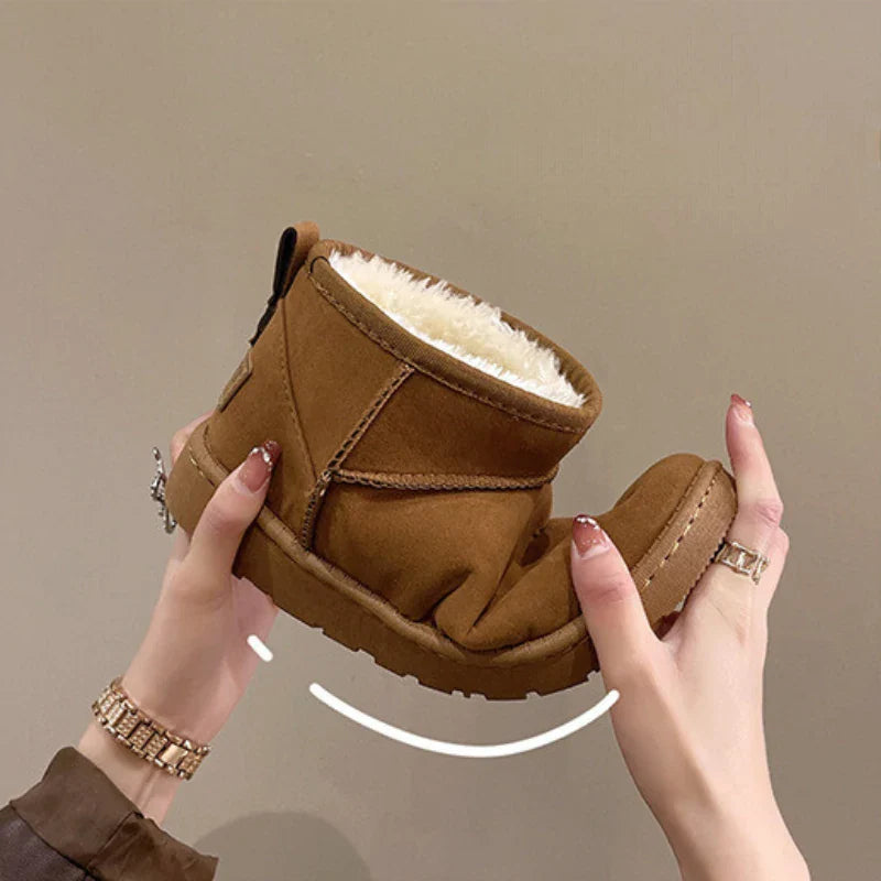 BOTA FEMININA UGG – IMPERMEÁVEL, PELUCIADA E INCRIVELMENTE ACONCHEGANTE